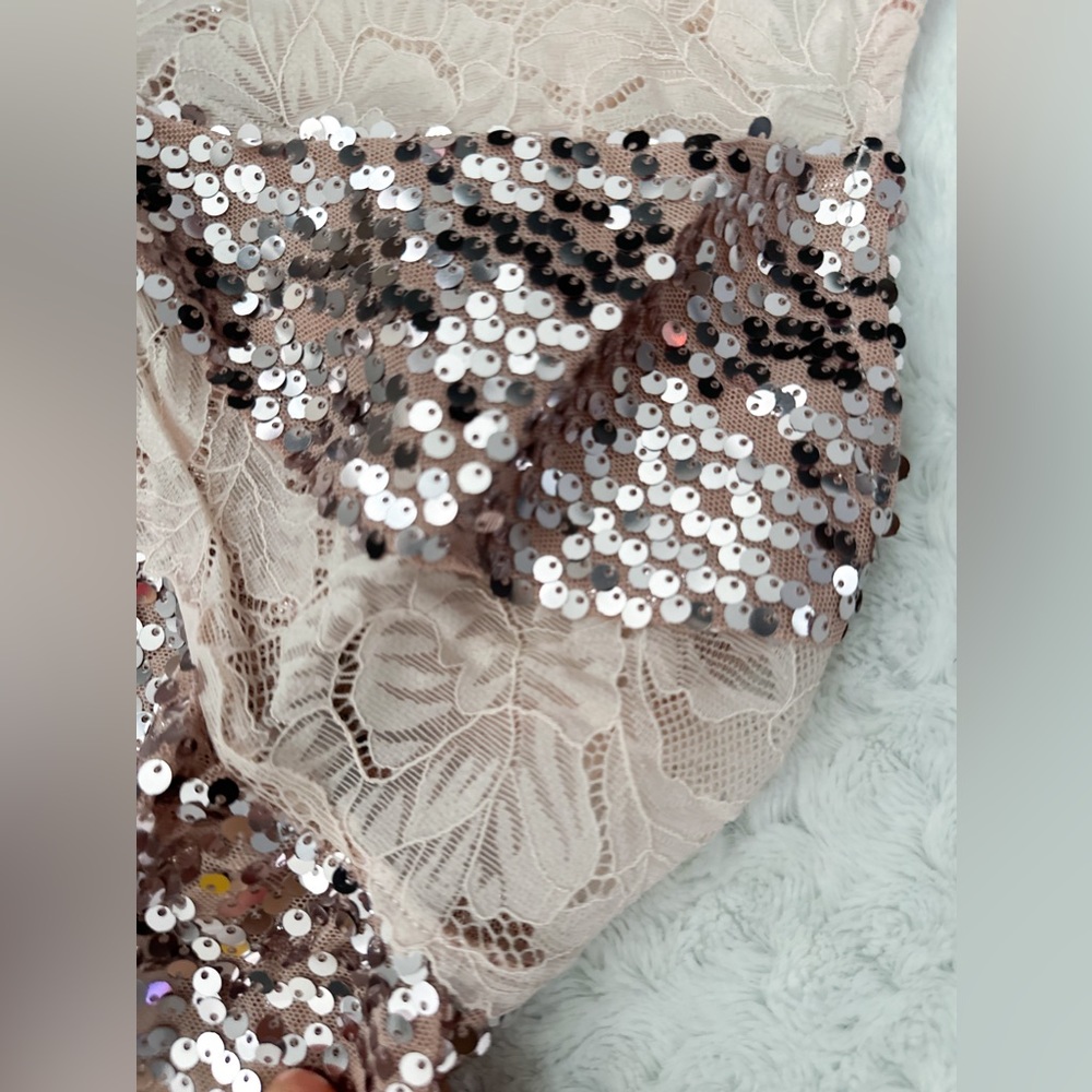 NWT- FREE PEOPLE Right Rhythm Sequin Cami Top ||
CHAMPAGNE COMBO - Picture 7 of 13